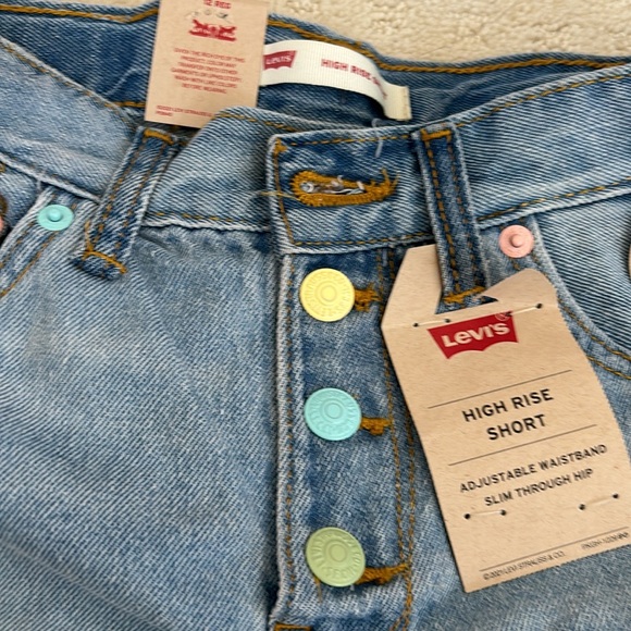 Levi’s girls high rise jean shorts - Picture 3 of 3
